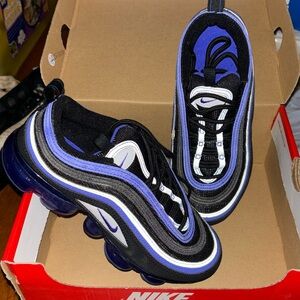 Worn 2 times .. amazing condition with box. Beautiful color way. … GRADE SCHOOL